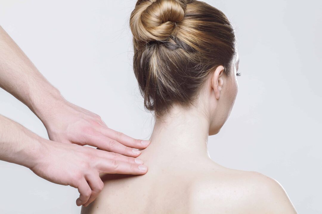 Een arts diagnosticeert een patiënt met osteochondrose van de thoracale wervelkolom